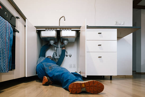 Professional Emergency Plumber technician working in Montrose, CA